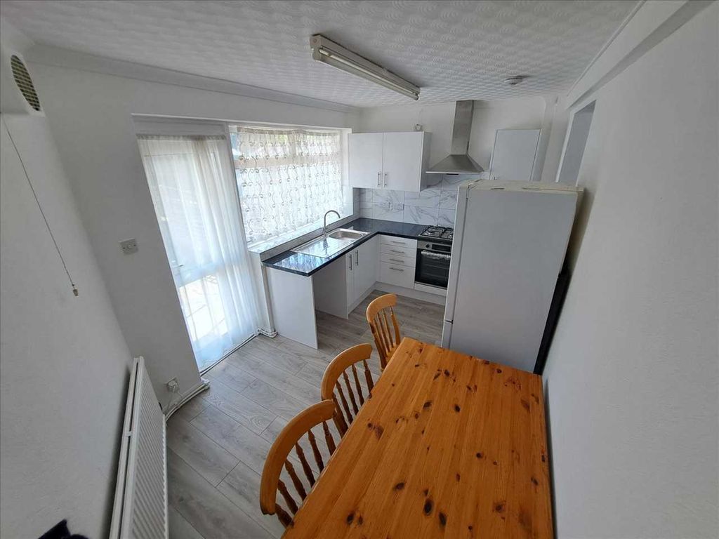 Property photo 3 of 10 Kitchen