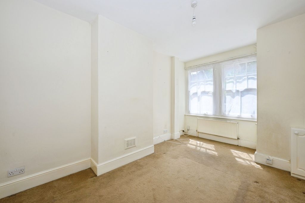 Property photo 2 of 14 Lounge