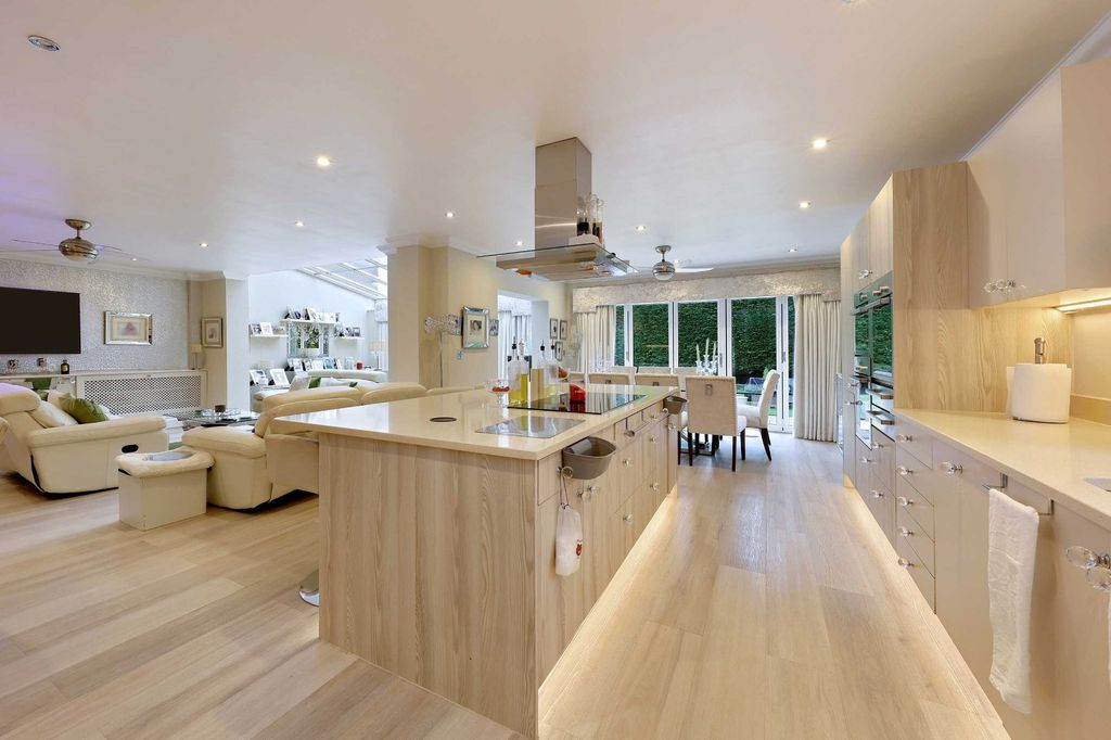 Property photo 2 of 22 Picture No. 16