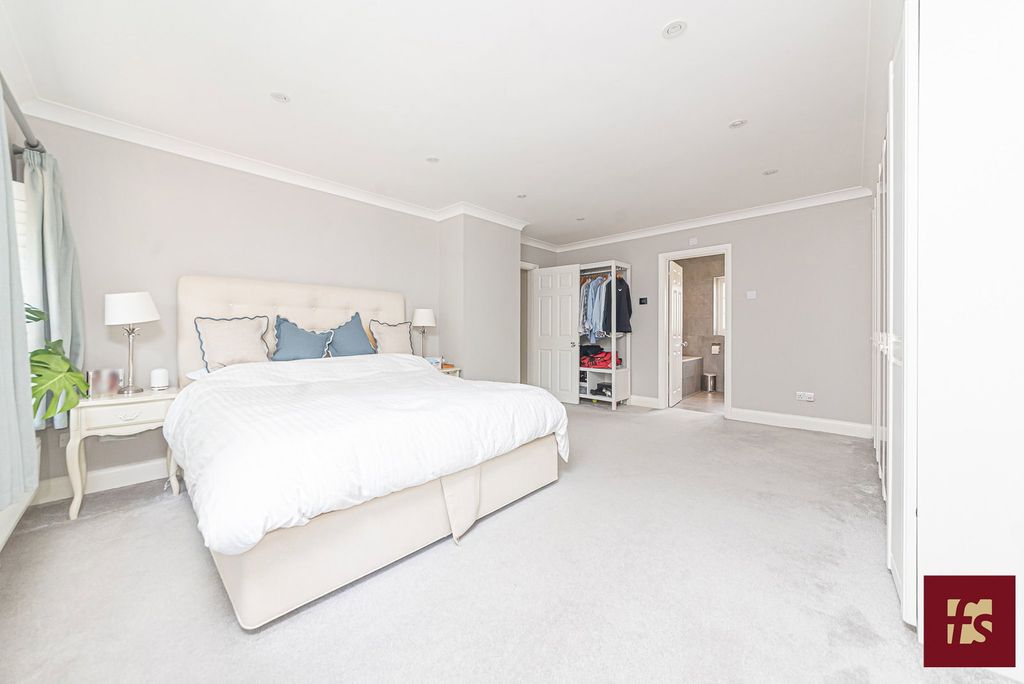 Additional image 21 of 5 bed detached house for saleTalisman Close, Crowthorne, Berkshire RG45