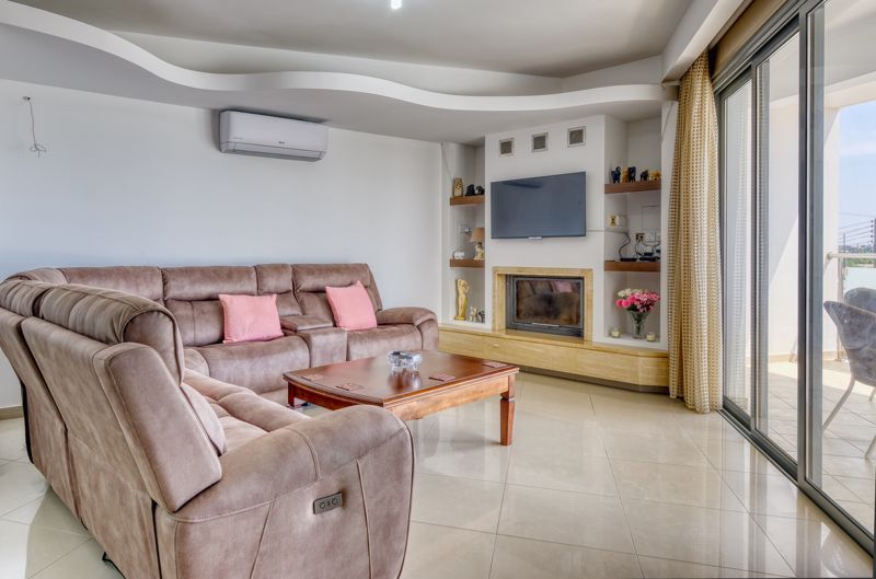 Property photo 3 of 22 Lounge