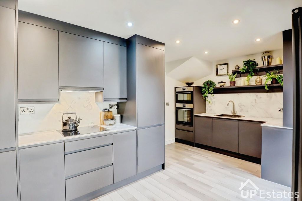 Property photo 2 of 18 Kitchen