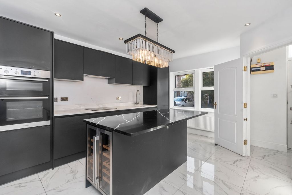 Property photo 2 of 28