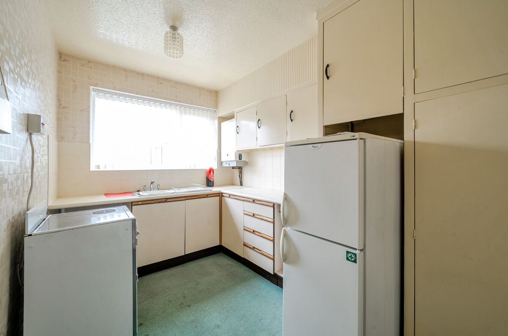 Property photo 3 of 10 Kitchen