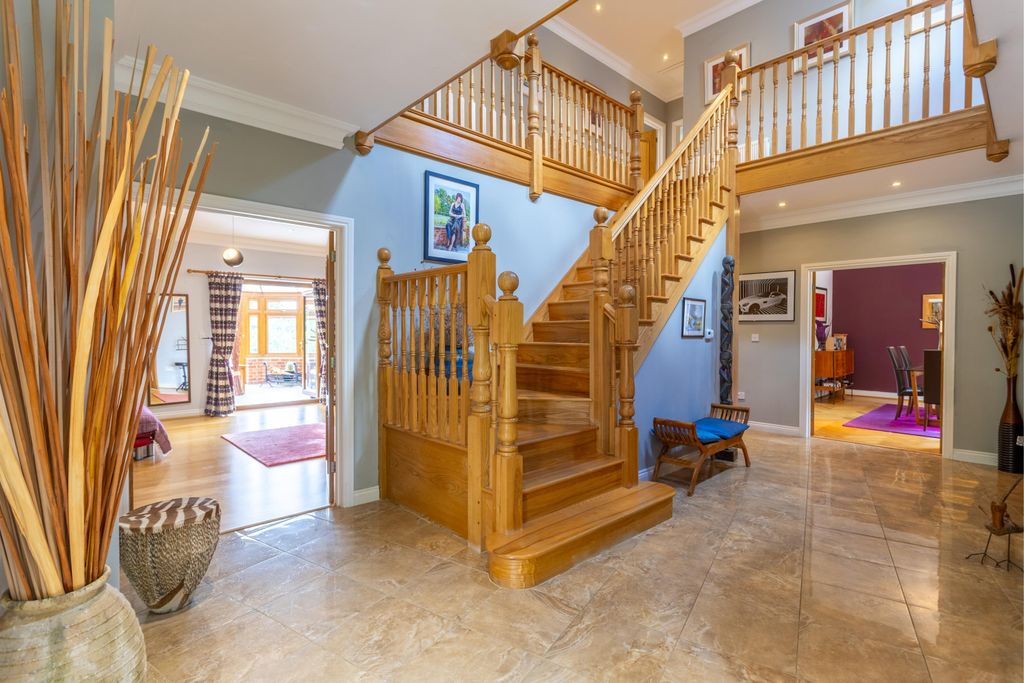 Property photo 2 of 31