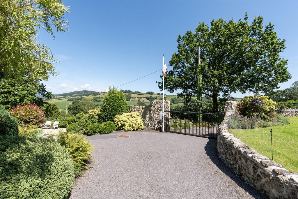 Property photo 2 of 40 Loughwood.32.Jpg