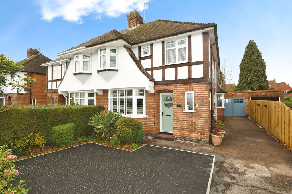 Property photo 1 of 15 Street Scene