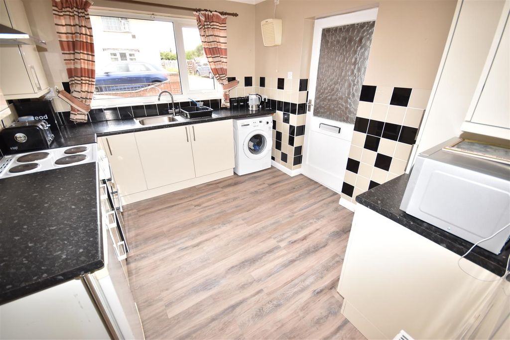 Property photo 2 of 14 Fitted Kitchen
