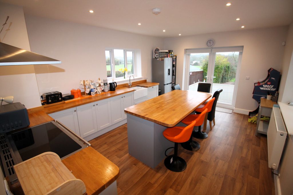 Property photo 2 of 24 Kitchen/Diner