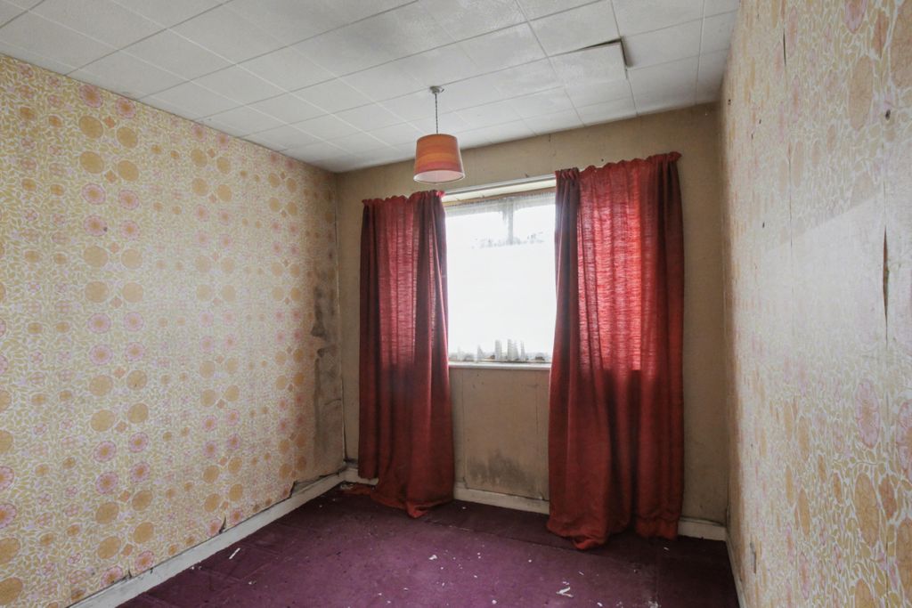 Property photo 2 of 9 67 Perkins Road, Ilford, Kent, Ig2 7Nq