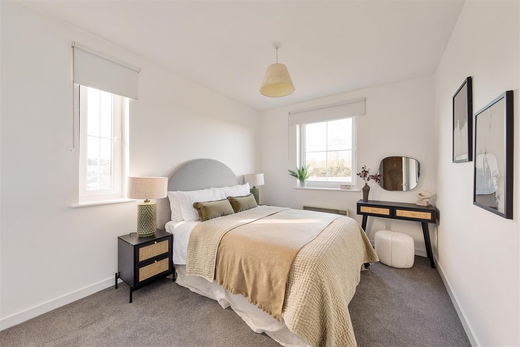 Property photo 2 of 21 Horn Lane, E18
