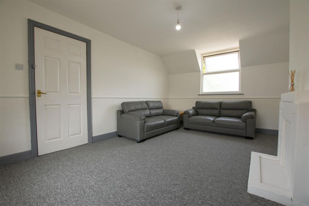 Property photo 2 of 9 Approach