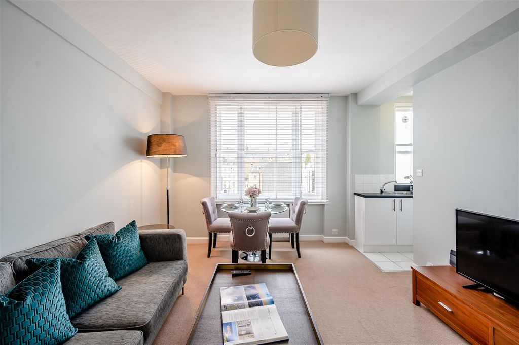 Property photo 2 of 11 8435845-Interior02.Jpg