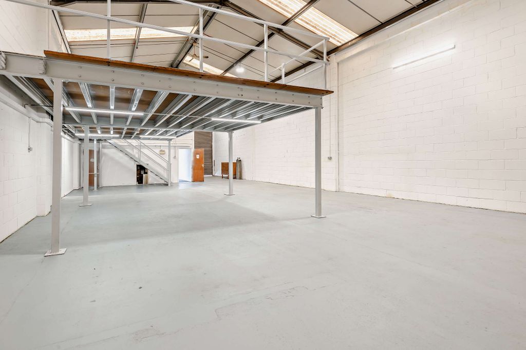 Property photo 3 of 18 8565748-Interior08-800