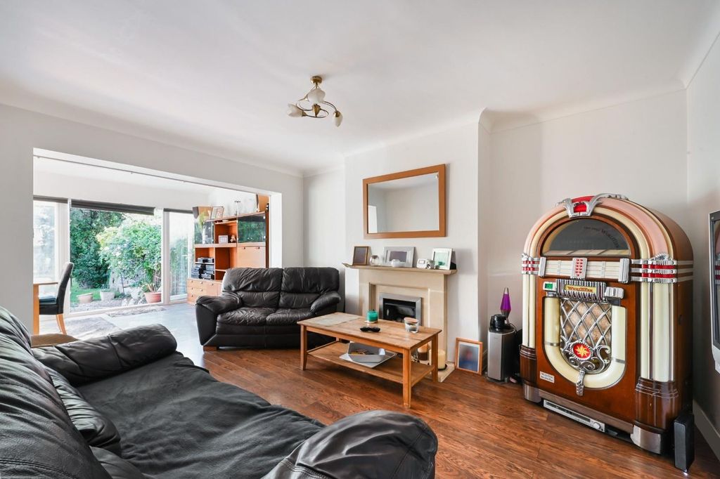 Property photo 2 of 14 Kingston Road