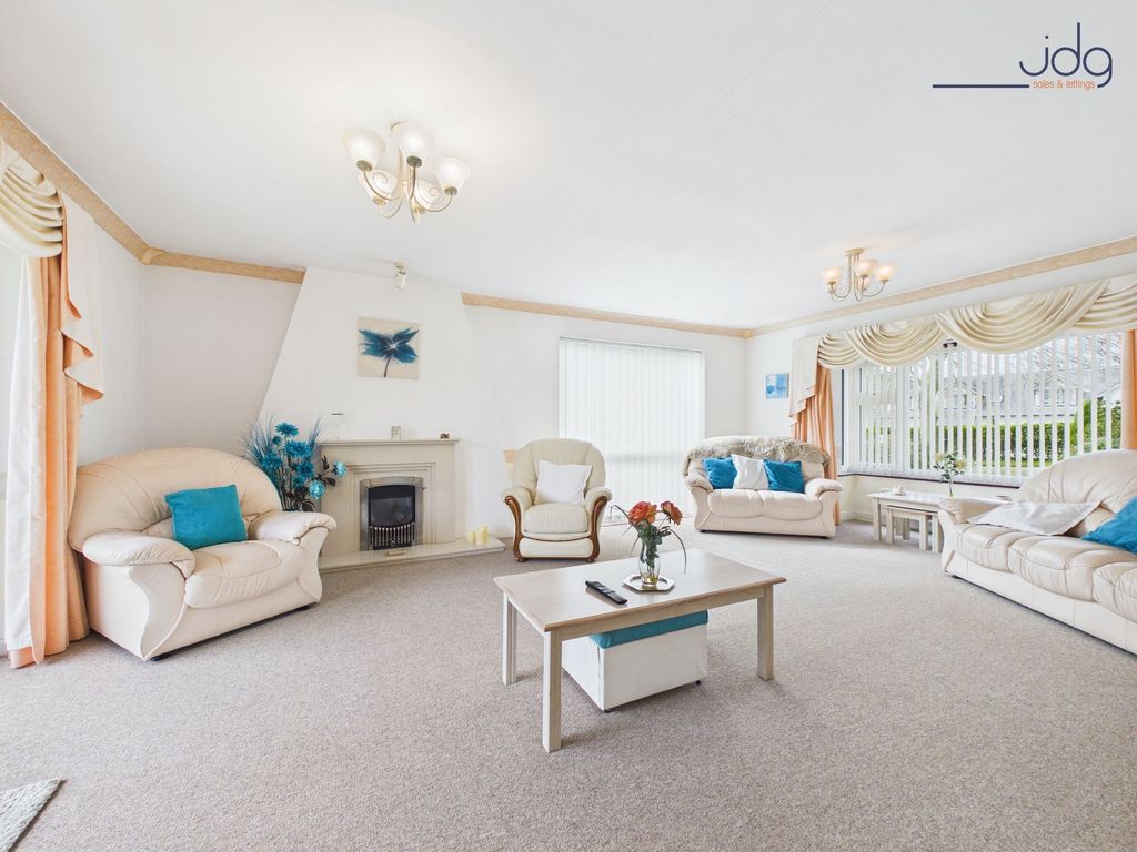 Property photo 3 of 17 Living Room