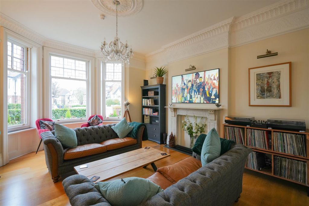 Property photo 2 of 19 Wilbury_Villas-17.Jpg