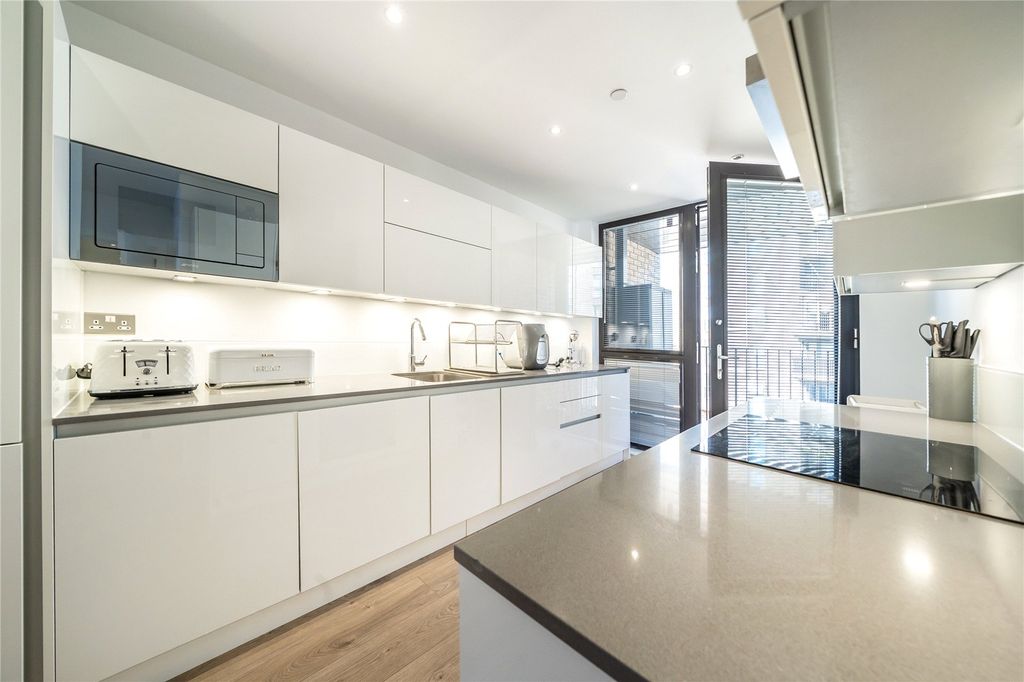 Property photo 3 of 7 Kitchen