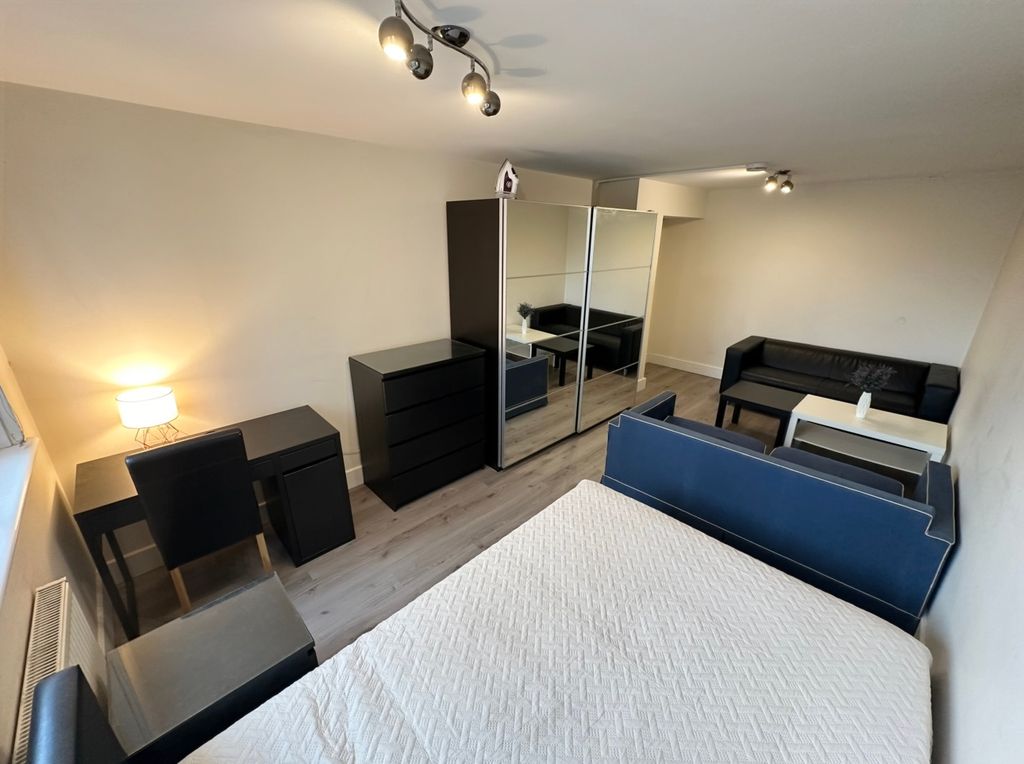 Property photo 3 of 13 Room E