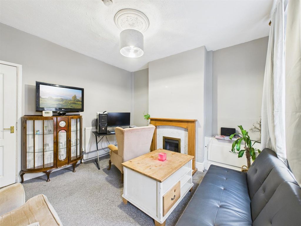 Property photo 3 of 9 Lounge