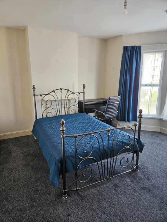 Property photo 1 of 9 This Charming Double Bedroom Features A Stylish Be...