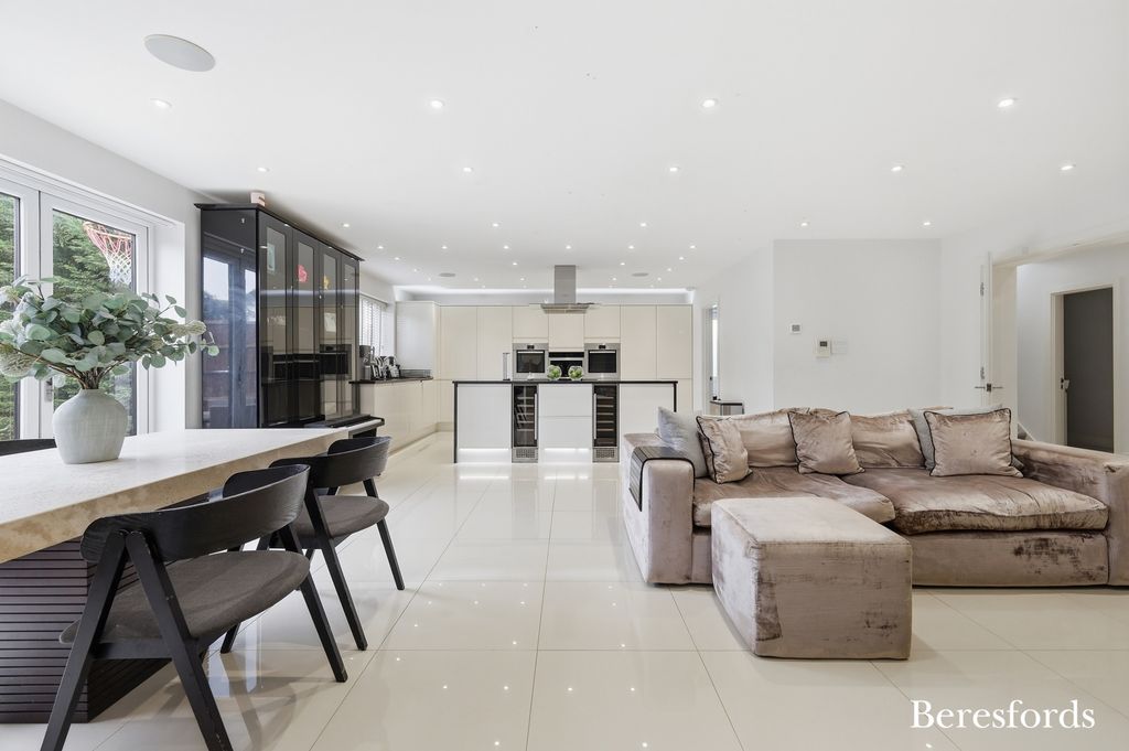 Property photo 2 of 23 Picture No. 46