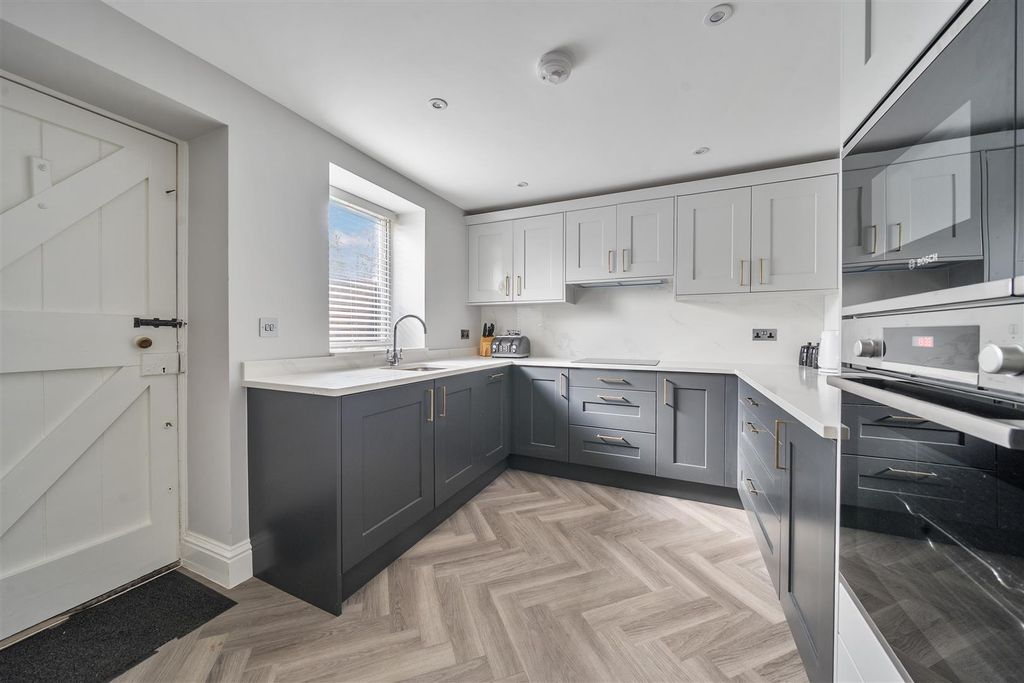 Property photo 3 of 21 Kitchen