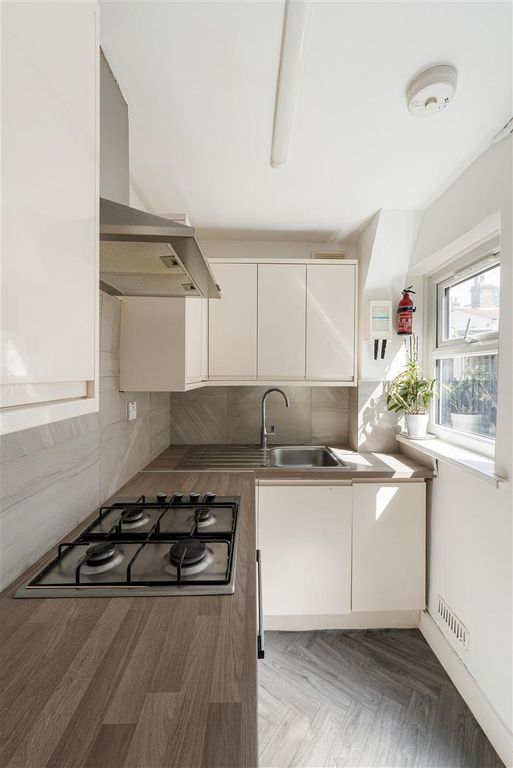 Property photo 3 of 15 Green Street, E7