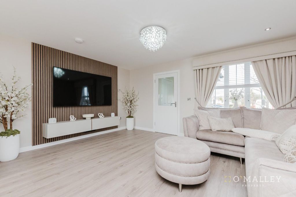 Property photo 2 of 19 Lounge