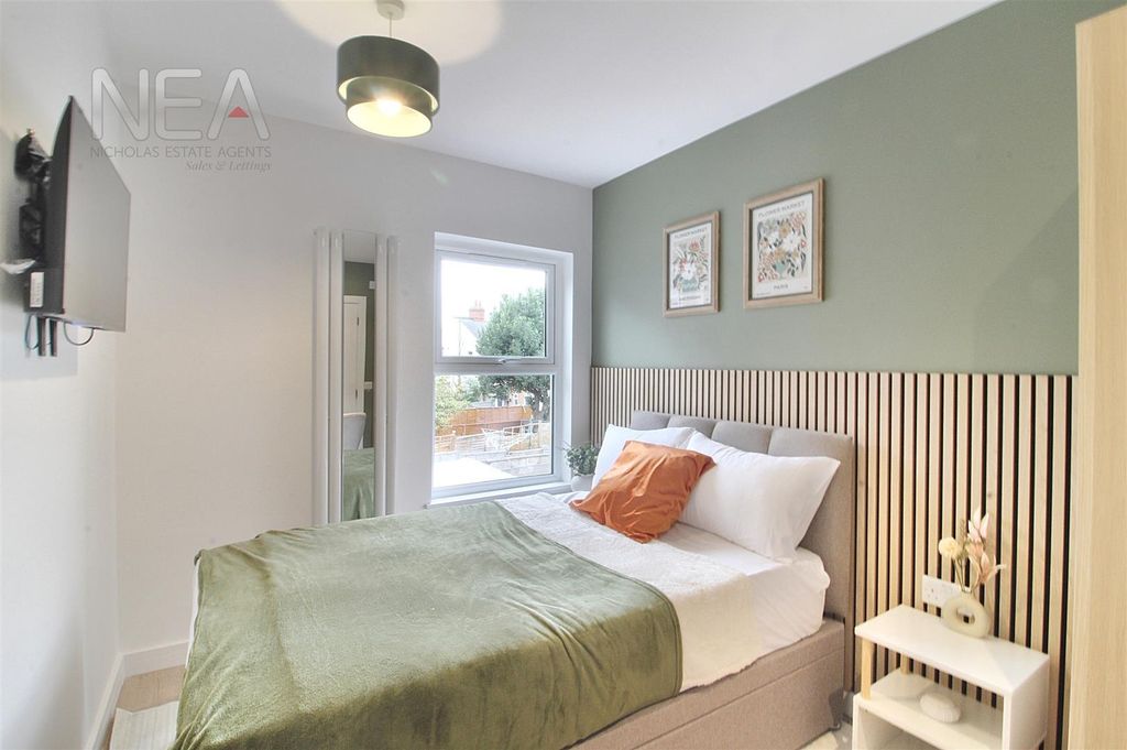 Property photo 1 of 16 Room Four