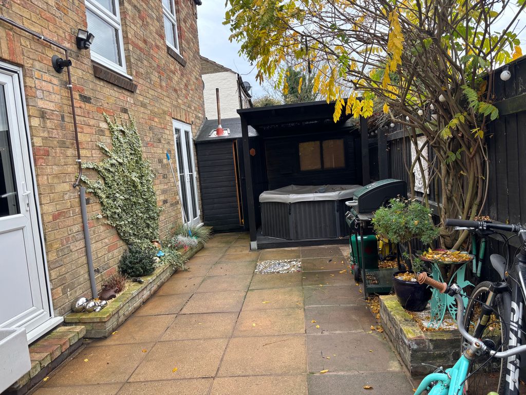 Property photo 2 of 7 Garden