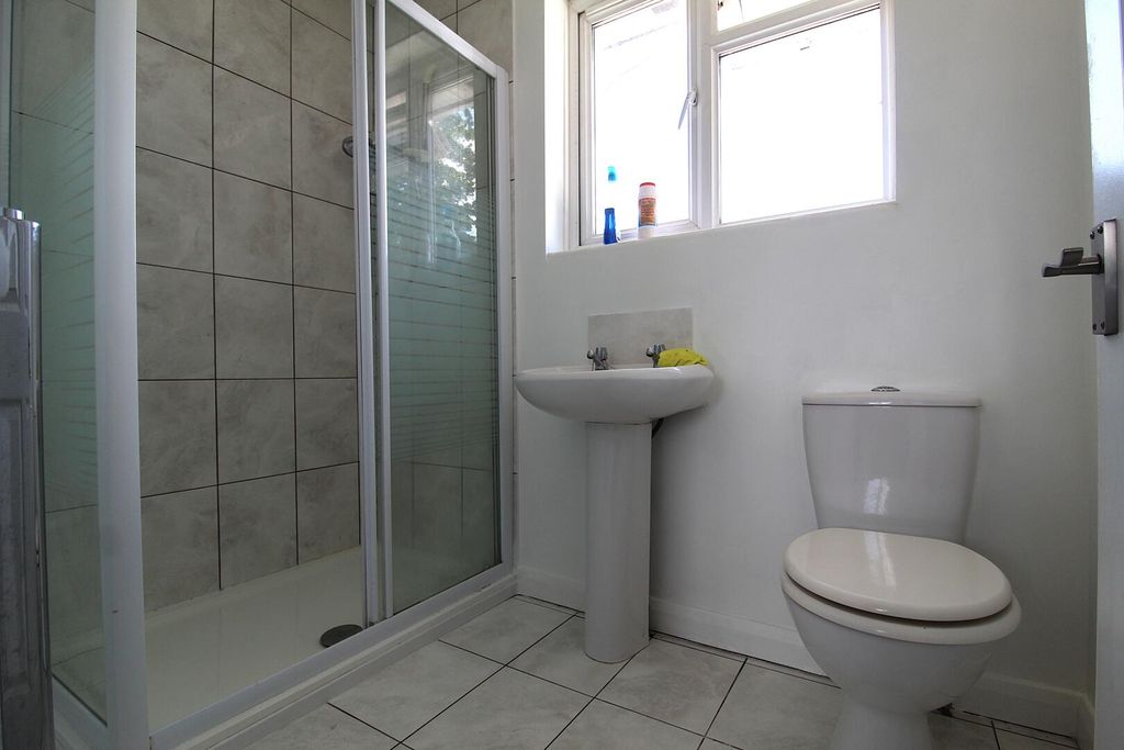 Property photo 3 of 7 Bathroom