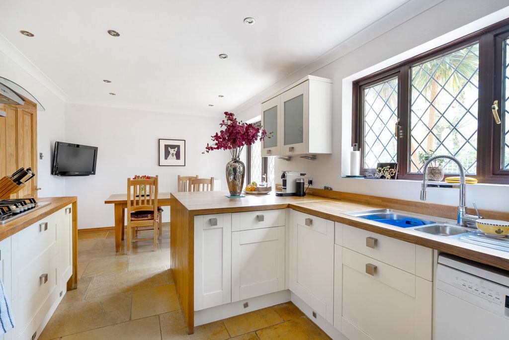 Property photo 3 of 18 Kitchen