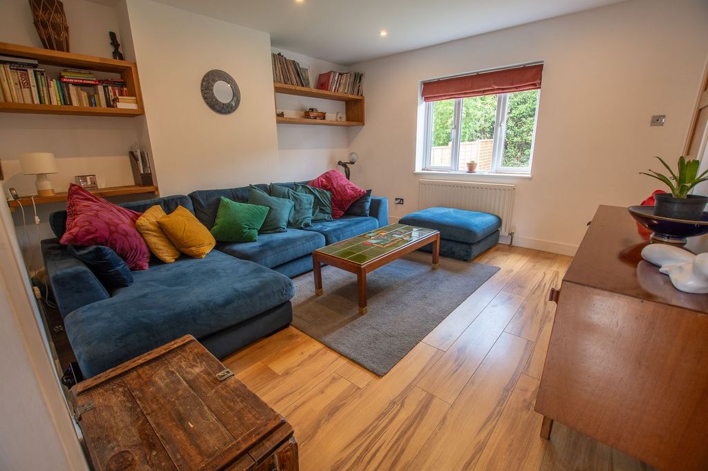 Property photo 3 of 16 Lounge