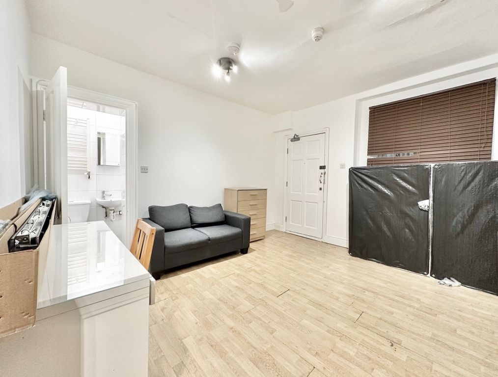 Property photo 1 of 7 Finchley Road, Nw3