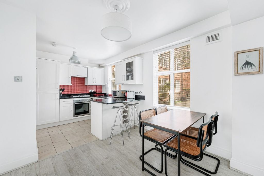 Property photo 2 of 17 7 Beaumont Court-7.Jpg