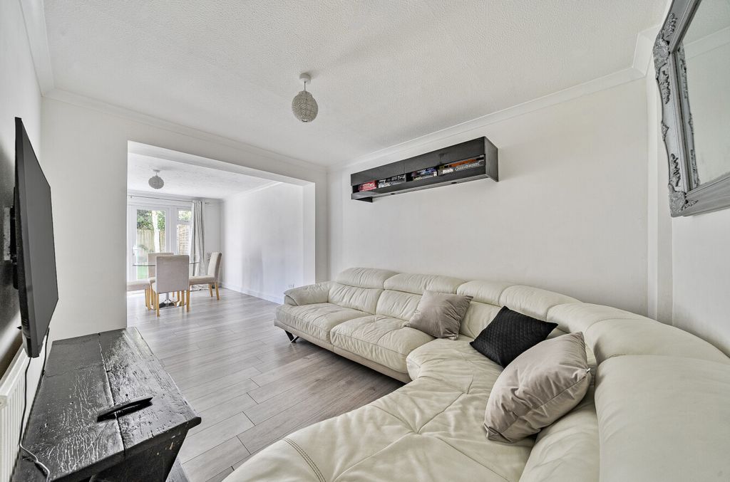 Property photo 3 of 17 1350469-4-68Bed55...