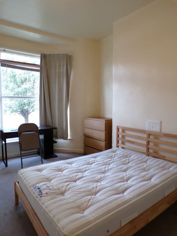 Property photo 3 of 13 A Bright And Spacious Double Bedroom Featuring Lar...