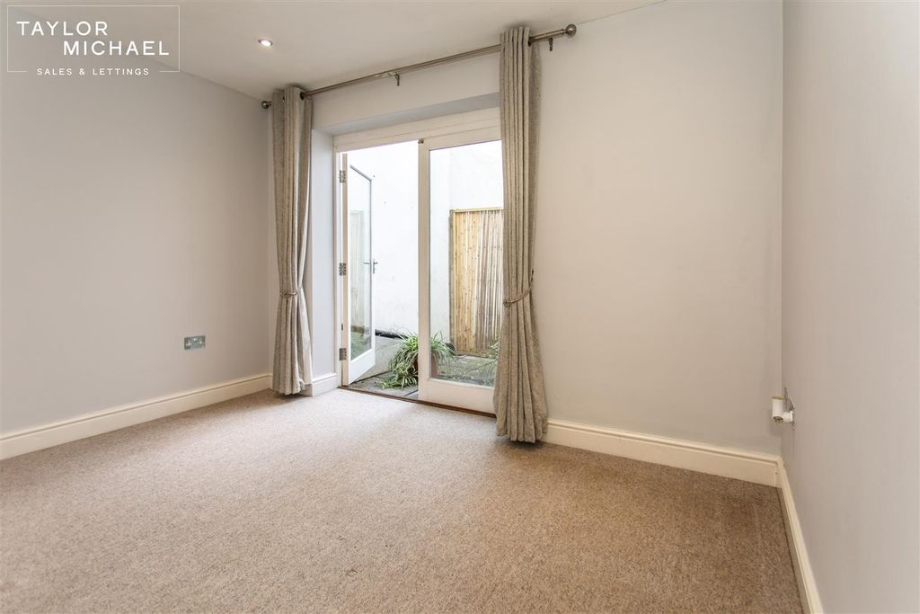 Property photo 2 of 18 Bedroom