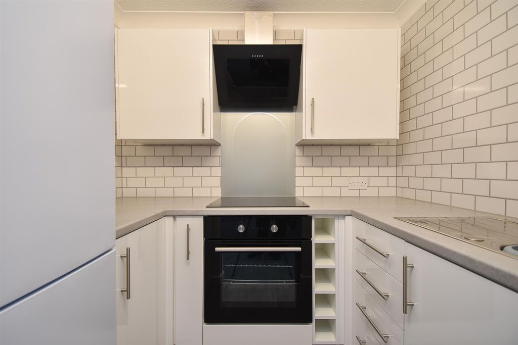 Property photo 3 of 12 Kitchen