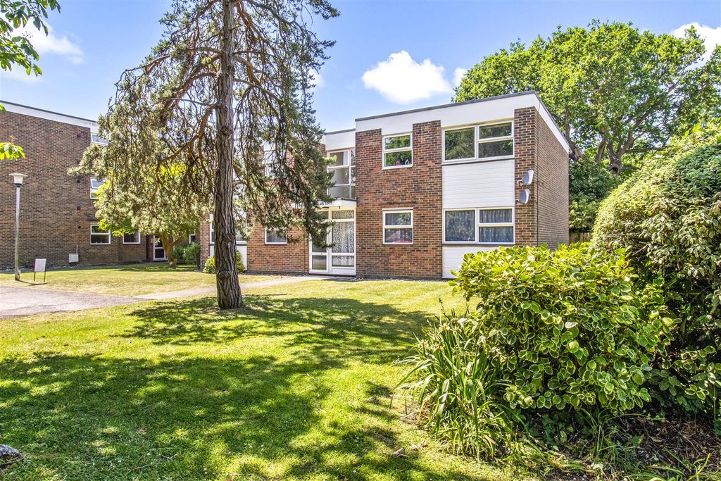 Property photo 1 of 13 16 Eaton Court-014.Jpg