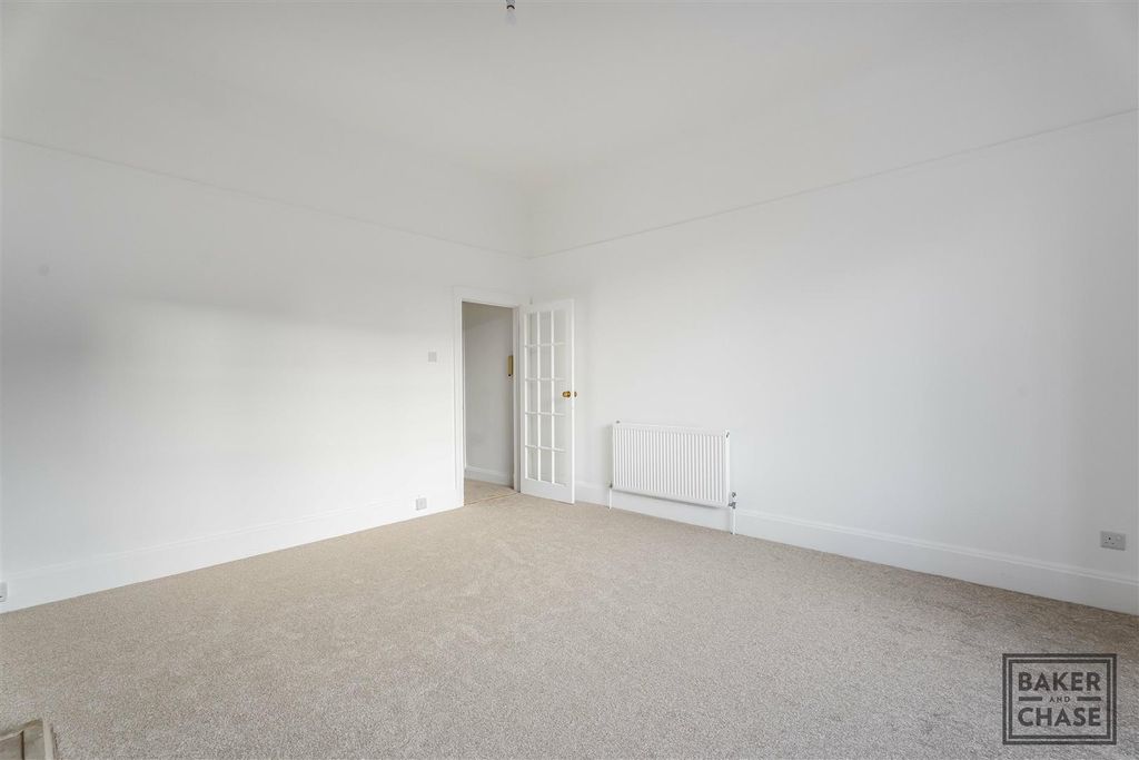 Property photo 3 of 15 Lounge