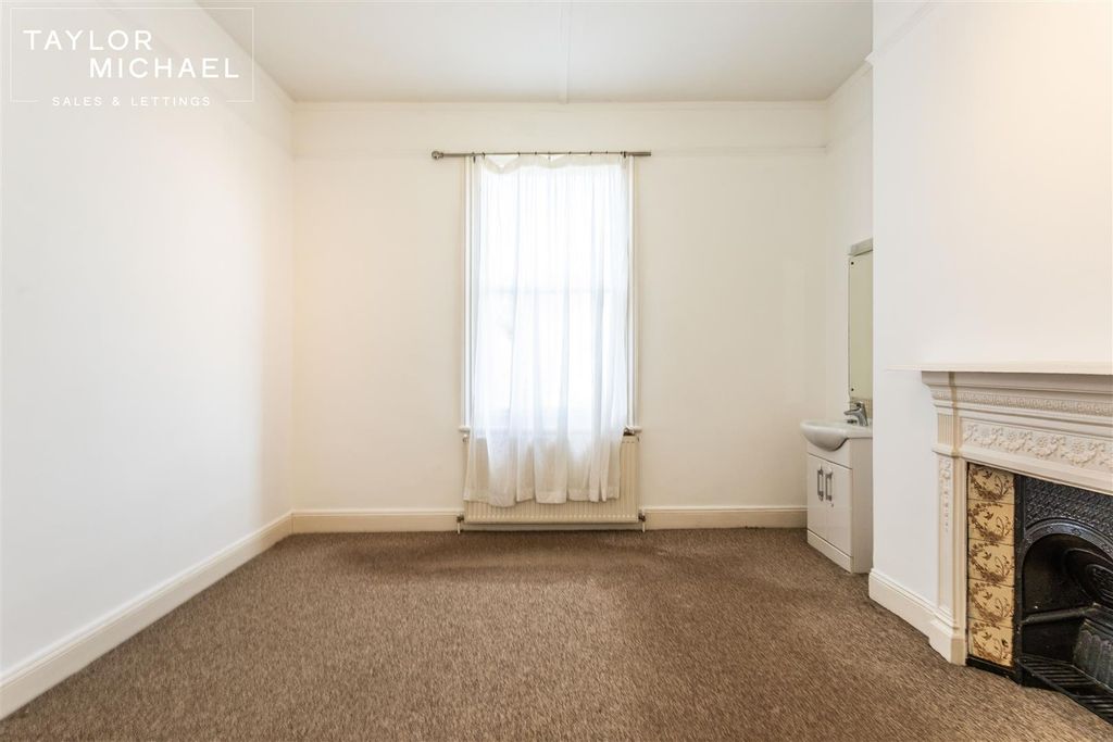 Property photo 3 of 11 Room