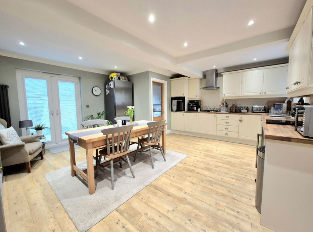 Property photo 2 of 21 Dining Kitchen