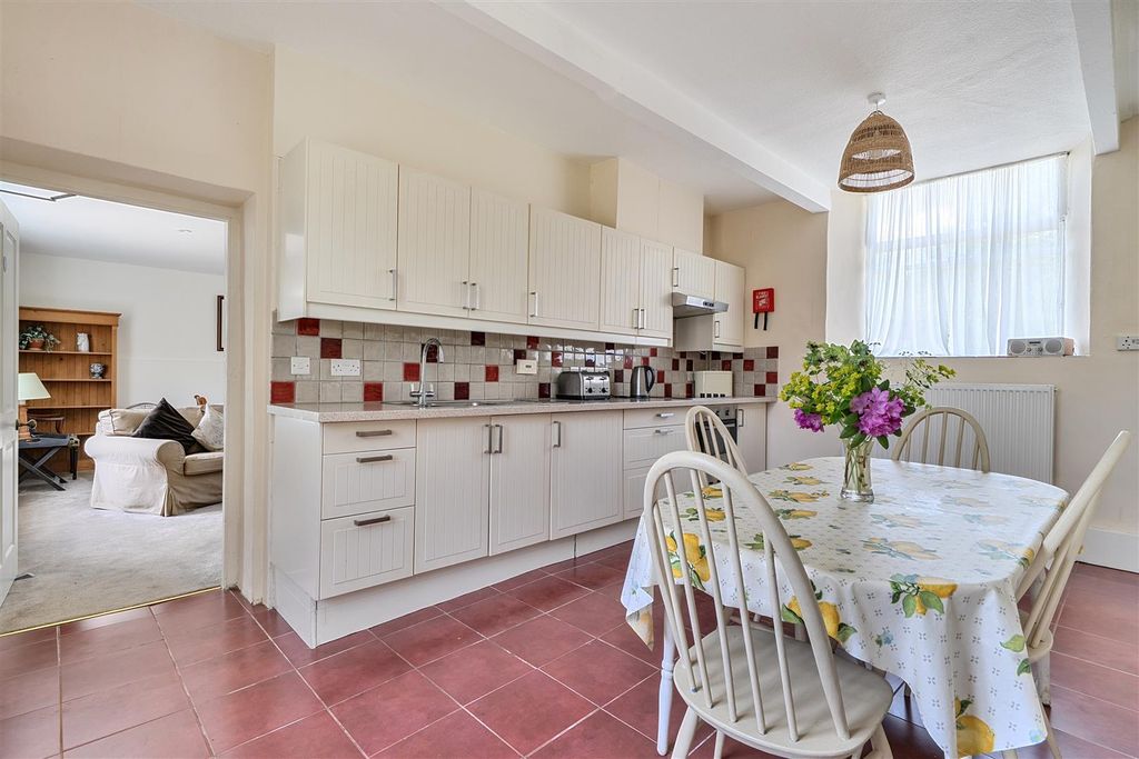 Property photo 2 of 18 Coach House Kitchen