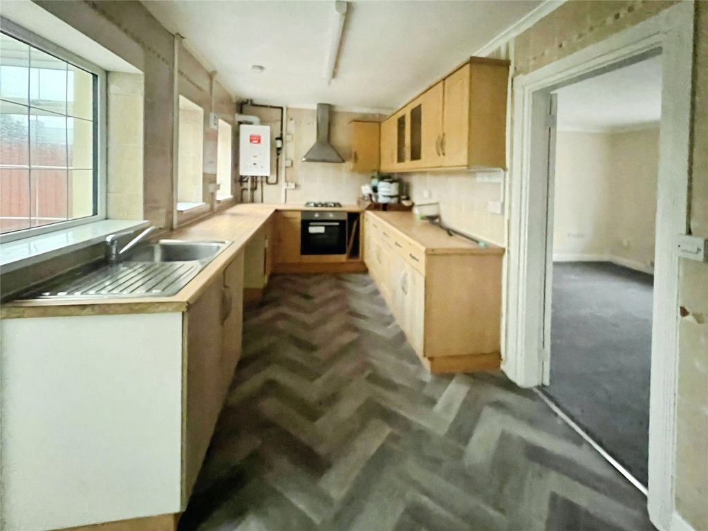 Property photo 3 of 9 Kitchen