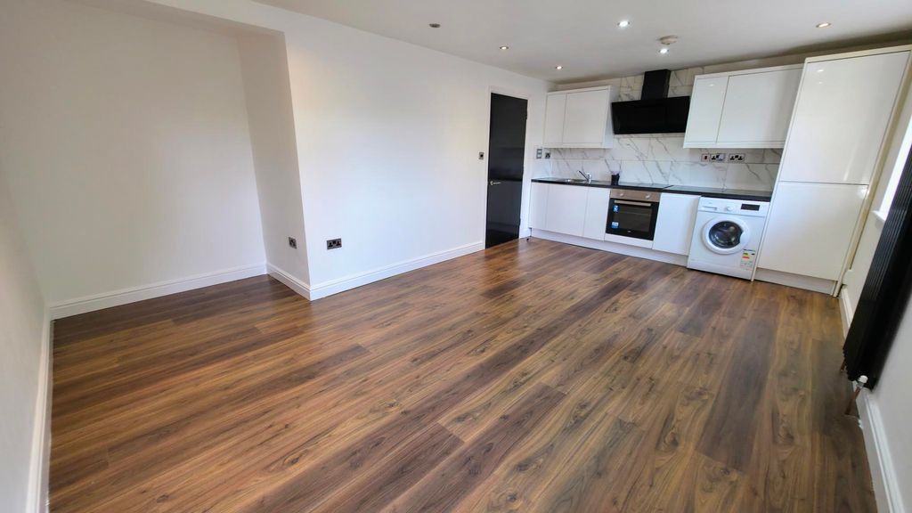 Property photo 3 of 21 Lounge Kitchen