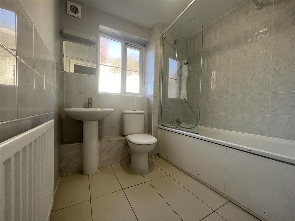 Property photo 1 of 8 Bathroom.Jpg