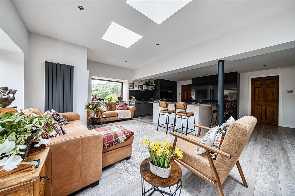 Property photo 2 of 20 Kitchen/Diner/Family Room