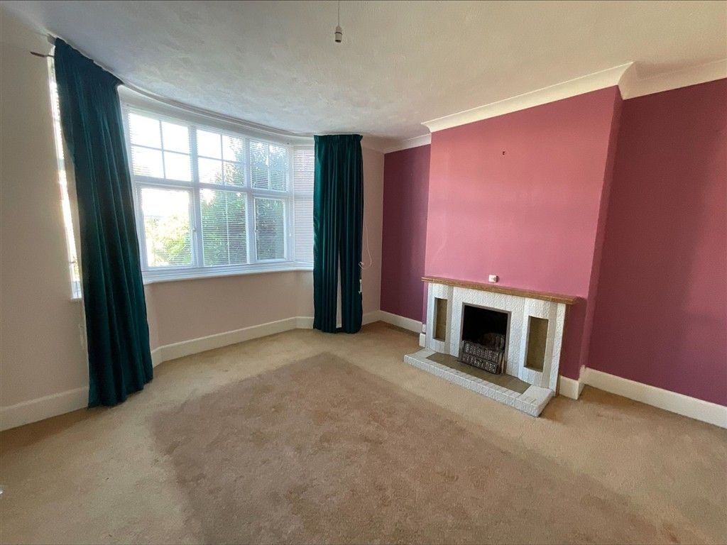 Property photo 3 of 11 Lounge